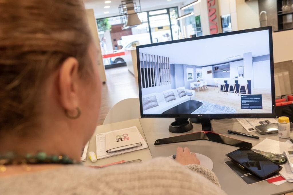 ¿Cómo reformar el salón para ganar amplitud y luz natural en un piso?