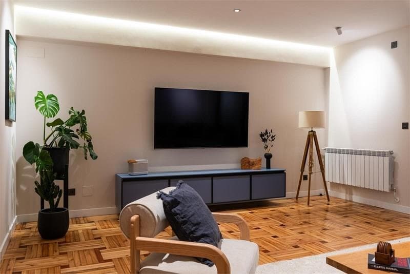¿Cómo se integra la tecnología en un diseño de interiores moderno?