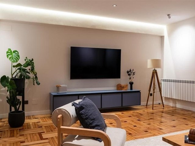 ¿Cómo se integra la tecnología en un diseño de interiores moderno?