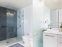 Duchas a ras de suelo: tendencias en diseño de baños