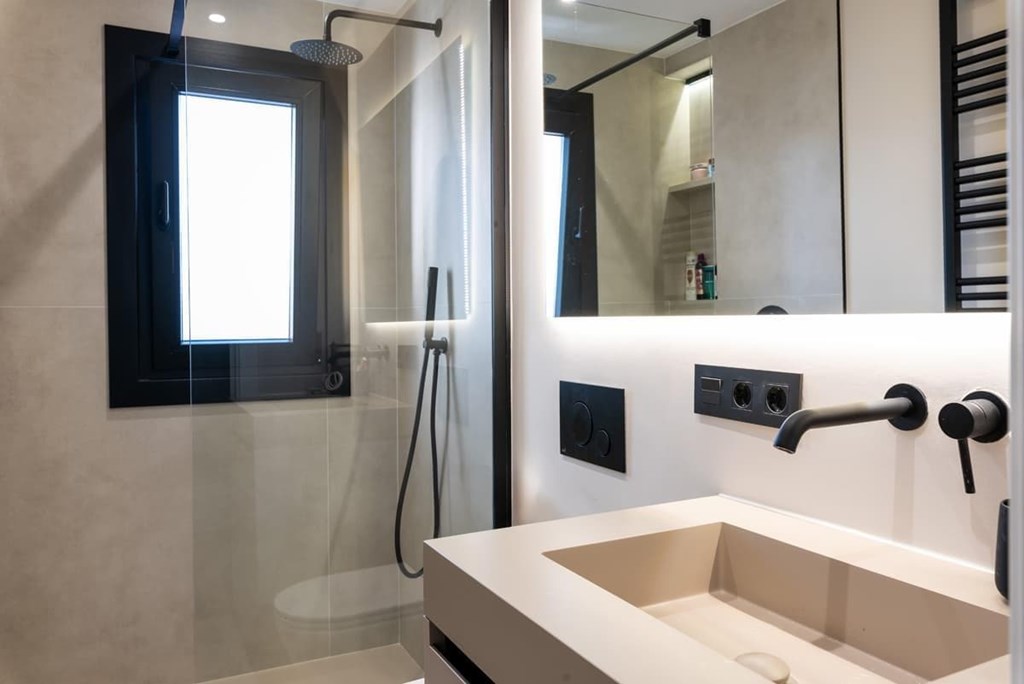 ¿Qué tipos de mamparas de ducha son compatibles con los diseños Scavolini?